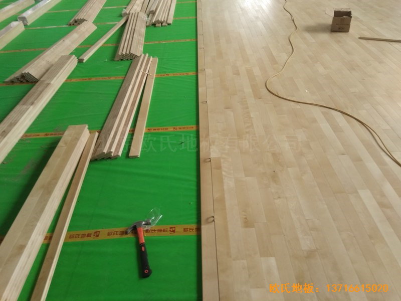 山東濟南唐冶城籃球館運動木地板施工案例4