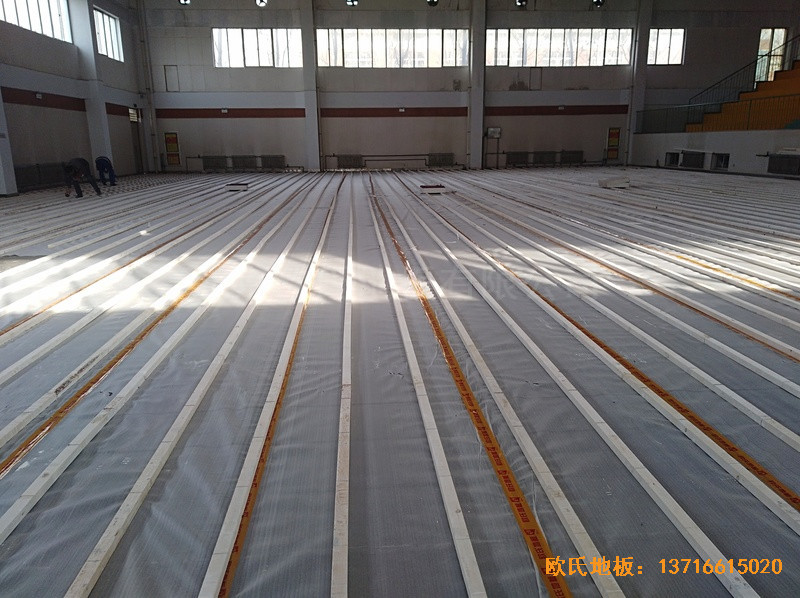 山東淄博工業職業學院籃球館運動木地板鋪設案例1