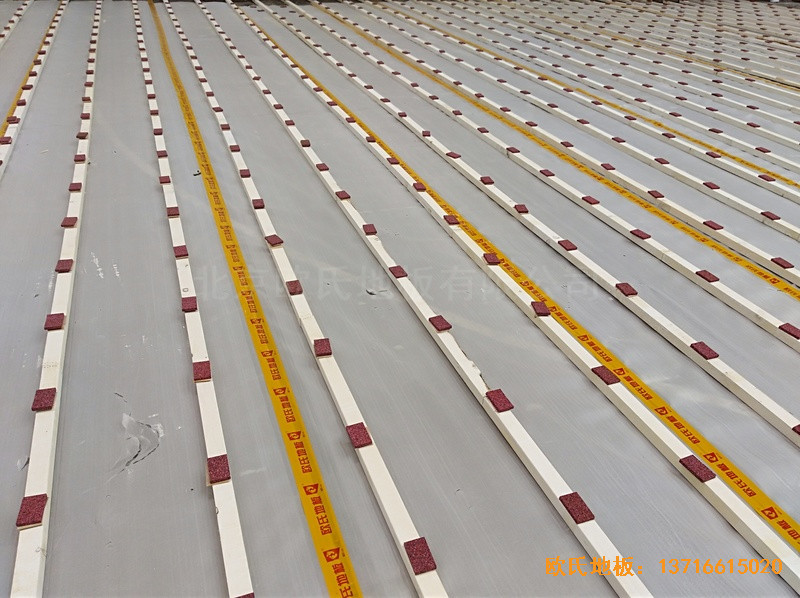 山東淄博工業職業學院籃球館運動木地板鋪設案例2