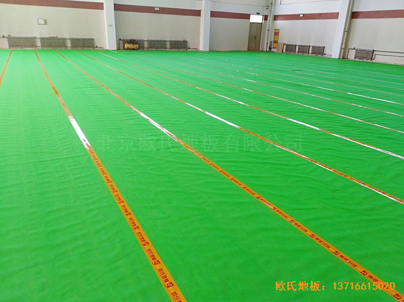 山東淄博工業職業學院籃球館運動木地板鋪設案例3