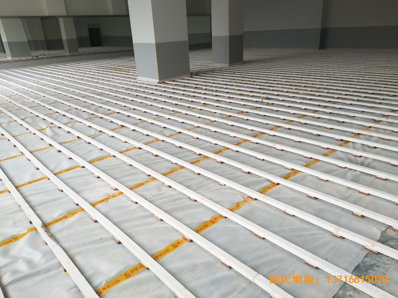 云南怒江職教中心運動館體育木地板鋪設案例1