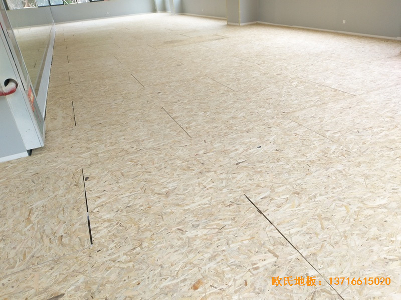 云南怒江職教中心運動館體育木地板鋪設案例2