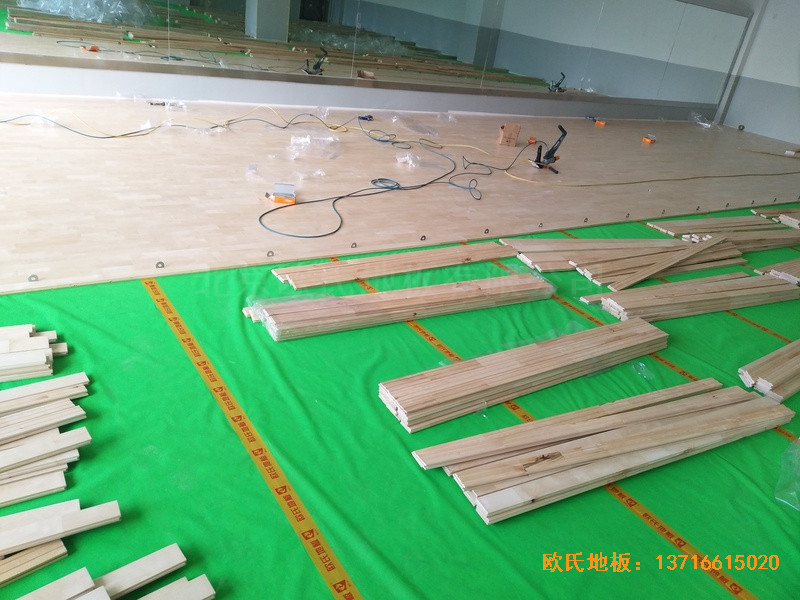 云南怒江職教中心運動館體育木地板鋪設案例3