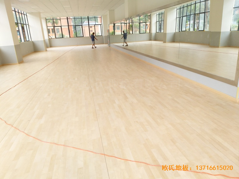 云南怒江職教中心運動館體育木地板鋪設案例5