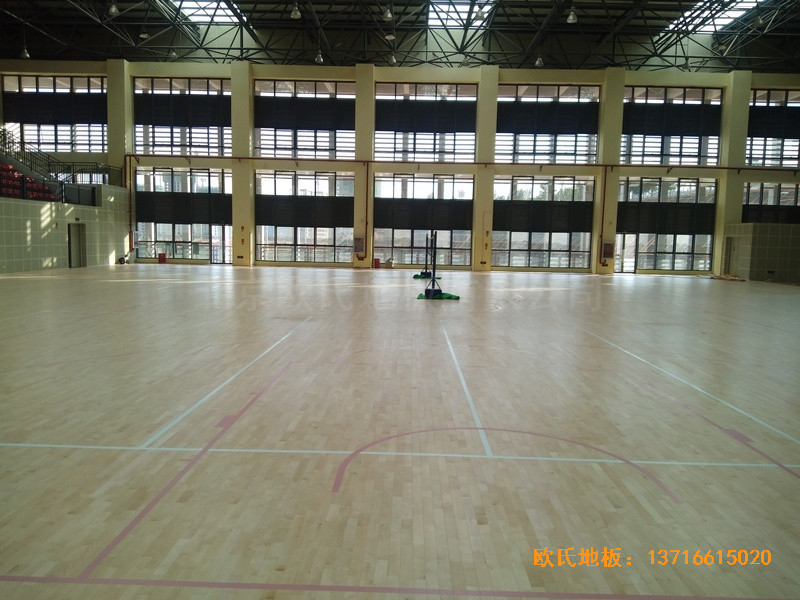 云南滇西技術大學總部籃球館運動地板施工案例0