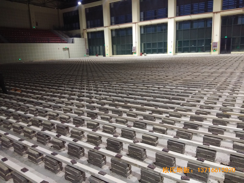 云南滇西技術大學總部籃球館運動地板施工案例1