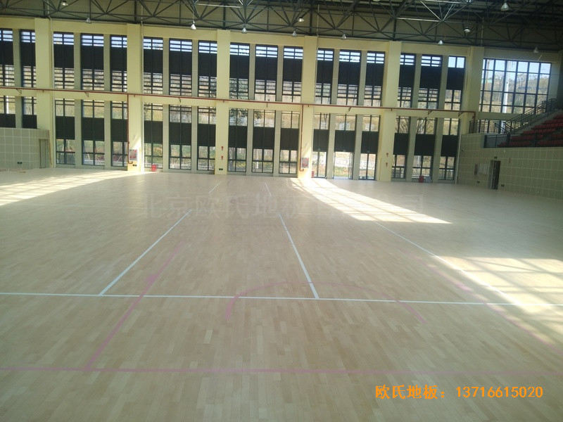 云南滇西技術大學總部籃球館運動地板施工案例4