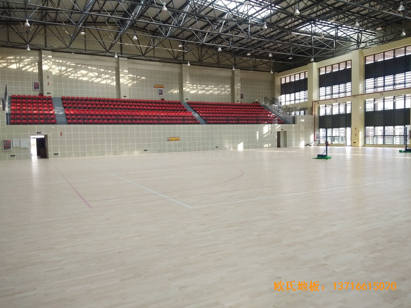 云南滇西技術大學總部籃球館運動地板施工案例5